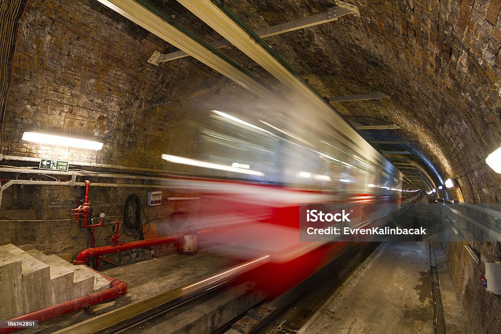 Stary tunelu linii - Zbiór zdjęć royalty-free (Beyoglu)