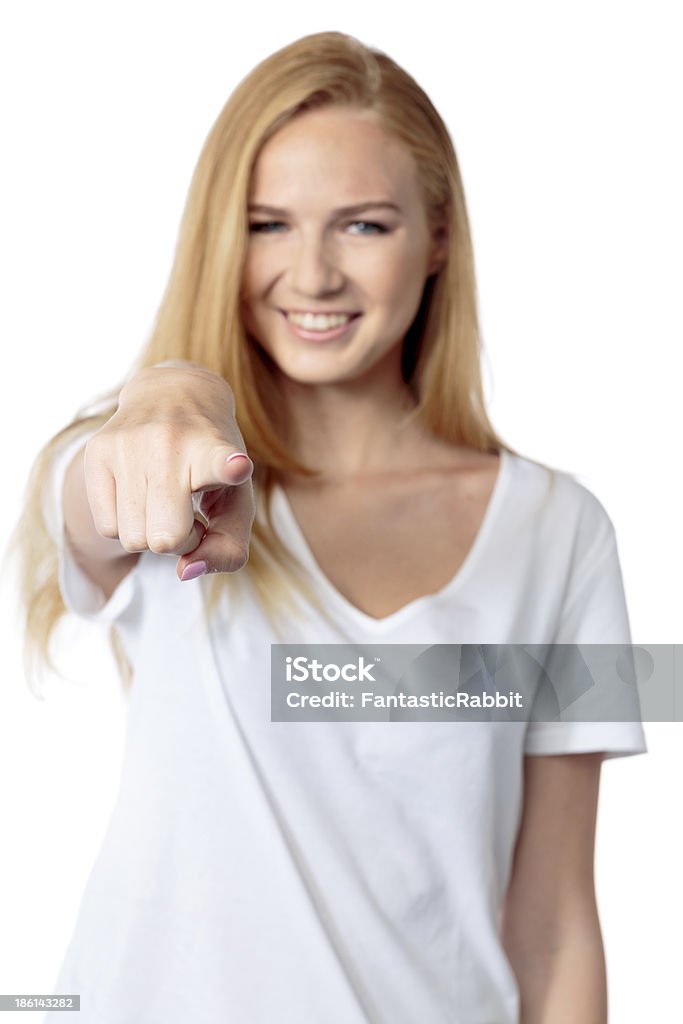 Jovem mulher sorrindo e apontando no visor - Foto de stock de Adulto royalty-free