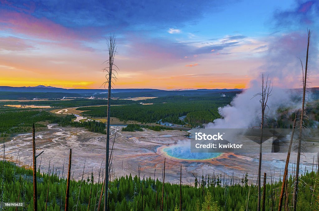 Grand Prismatic gêiser de cima - Foto de stock de Parque Nacional de Yellowstone royalty-free