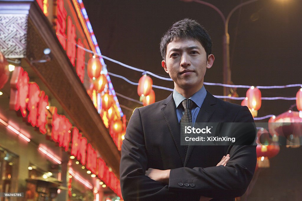 Homme d'affaires avec les lanternes rouges en toile de fond - Photo de 25-29 ans libre de droits