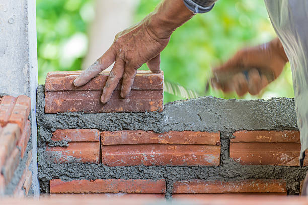 mason no trabalho. - mason brick bricklayer installing - fotografias e filmes do acervo