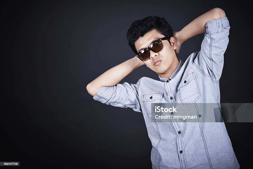 Hombre atractivo tener en la habitación tipo estudio - Foto de stock de A la moda libre de derechos