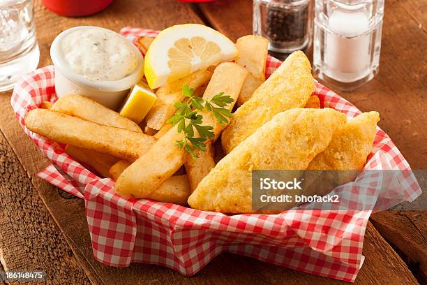 Traditionelles Fish And Chips Stockfoto und mehr Bilder von Fisch - Fisch, Kartoffelchips, Ausbackteig