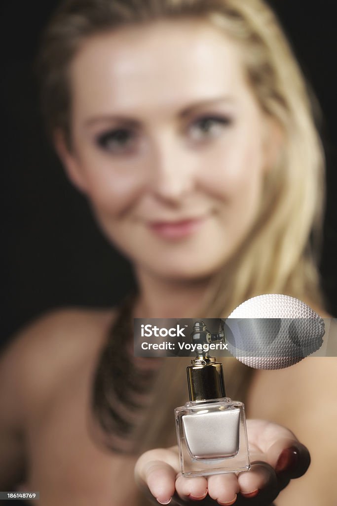 portrait schöne Frau mit Flasche Parfum - Lizenzfrei Auftragen Stock-Foto