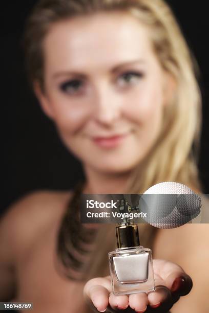 Portrait Schöne Frau Mit Flasche Parfum Stockfoto und mehr Bilder von Auftragen - Auftragen, Duftend, Eine Frau allein