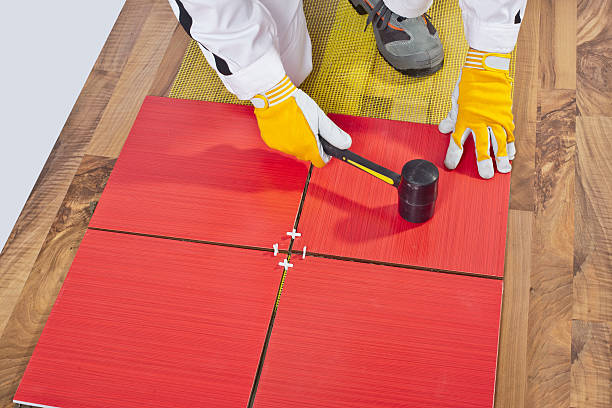 인부 노스캐롤라이나에 고무 허머 타일에서 목재 바닥 - repairing floor glue wood 뉴스 사진 이미지