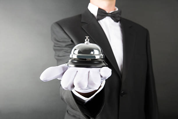 bell 제공량의 - butler waiter tuxedo personal valet 뉴스 사진 이미지