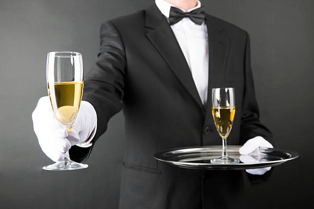 se sirven con champán de mayordomo - waiter butler champagne tray fotografías e imágenes de stock