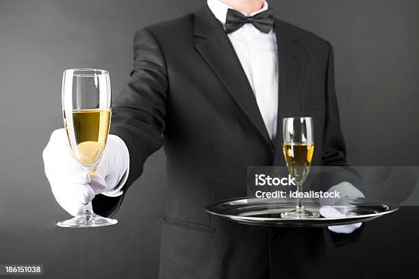 バトラーがシャンペンをお出しする - ウェイターのストックフォトや画像を多数ご用意 - ウェイター, シャンパン, パーティー