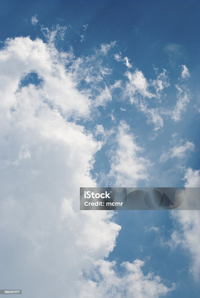 Céu azul e nuvens brancas - Foto de stock de Azul royalty-free