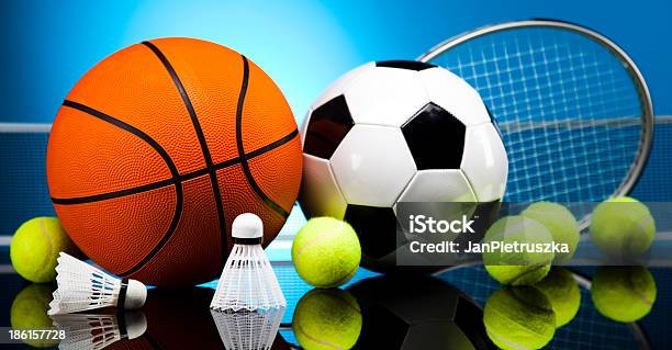 Attrezzatura Sportiva Di Calcio Tennis Basket - Fotografie stock e altre immagini di Attrezzatura sportiva - Attrezzatura sportiva, Ambientazione esterna, Ambientazione interna