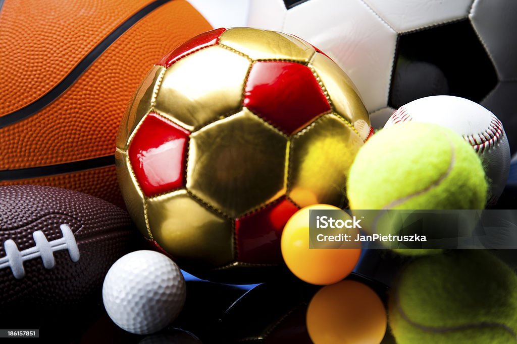 Attrezzature sportive e palline - Foto stock royalty-free di Ambientazione esterna