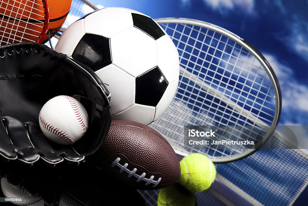 Quattro sport, un sacco di palline e cose - Foto stock royalty-free di Ambientazione esterna