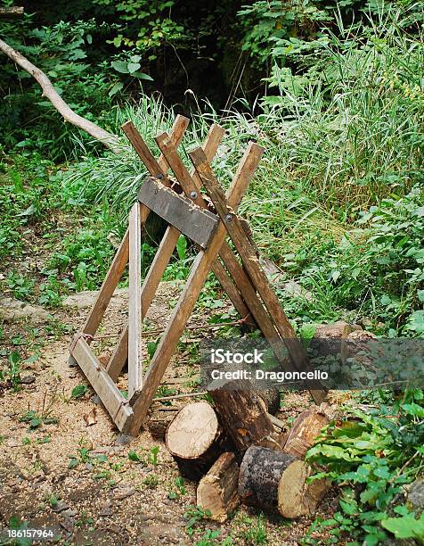 Alte Hölzerne Sägebock Im Wald Stockfoto und mehr Bilder von Alt - Alt, Altertümlich, Antiquität