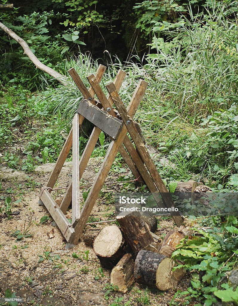 Velha Sawhorse de madeira na floresta - Foto de stock de Antigo royalty-free