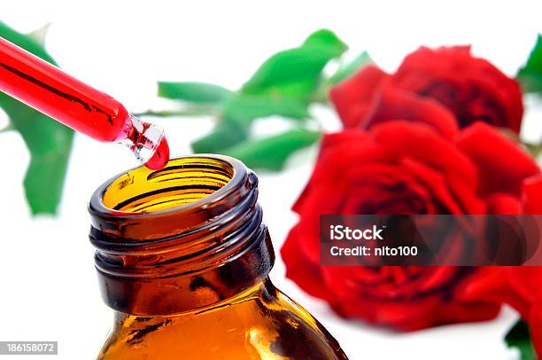 Foto de Essência De Rosa e mais fotos de stock de Perfumista - Perfumista, Aromaterapia, Conta-gotas