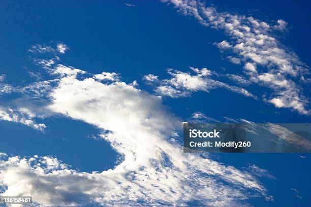 Nubes Blancas En El Cielo Azul Foto de stock y más banco de imágenes de Aire libre - Aire libre, Azul, Claraboya