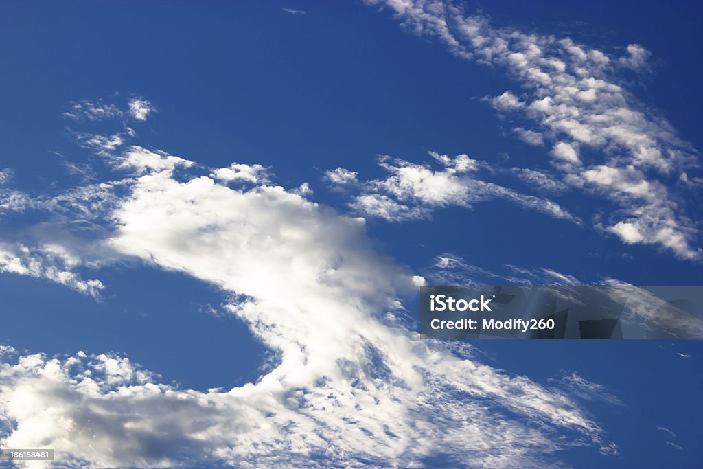 Nuvens brancas no céu azul - Foto de stock de Azul royalty-free