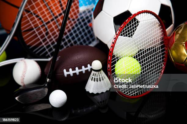 Foto de Quatro Esportes Uma Série De Bolas E Coisas e mais fotos de stock de Equipamento esportivo - Equipamento esportivo, Atividade, Atividade Recreativa