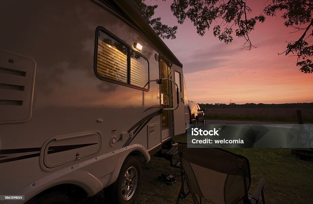 Viaggio rimorchio al tramonto - Foto stock royalty-free di Camper