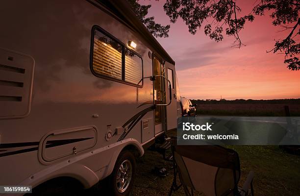 Viaggio Rimorchio Al Tramonto - Fotografie stock e altre immagini di Camper - Camper, Campeggiare, Tramonto