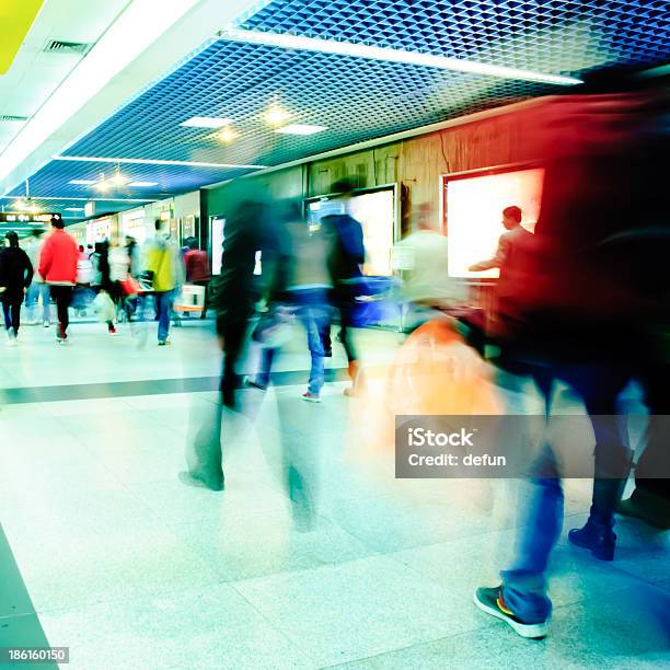 Business Passeggeri A Piedi - Fotografie stock e altre immagini di Adulto - Adulto, Ambientazione interna, Ampio