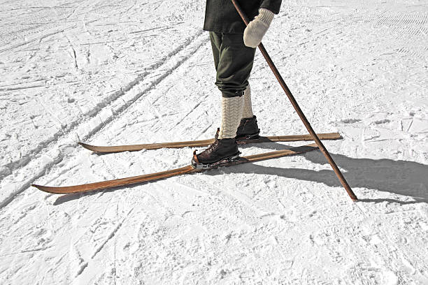 old skis et de bottes - ski old wood pair photos et images de collection