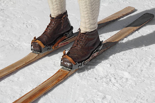 old skis - ski old wood pair photos et images de collection