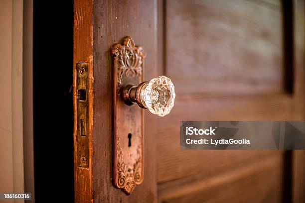 Crystal Drzwi Pokrętło - zdjęcia stockowe i więcej obrazów Drzwi - Drzwi, Otwierać, Uchylony