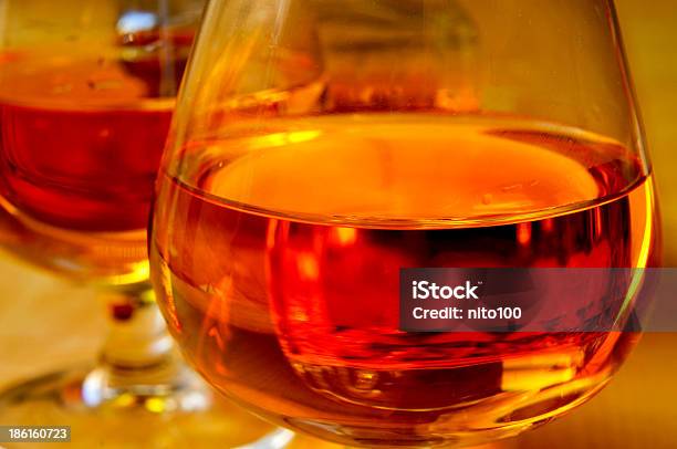 Occhiali Con Cognac Brandy - Fotografie stock e altre immagini di Alchol - Alchol, Alcolismo, Assuefazione