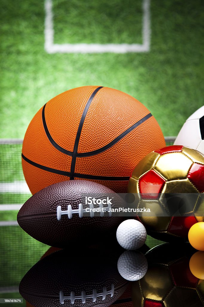 Attrezzature sportive e palline - Foto stock royalty-free di Ambientazione esterna