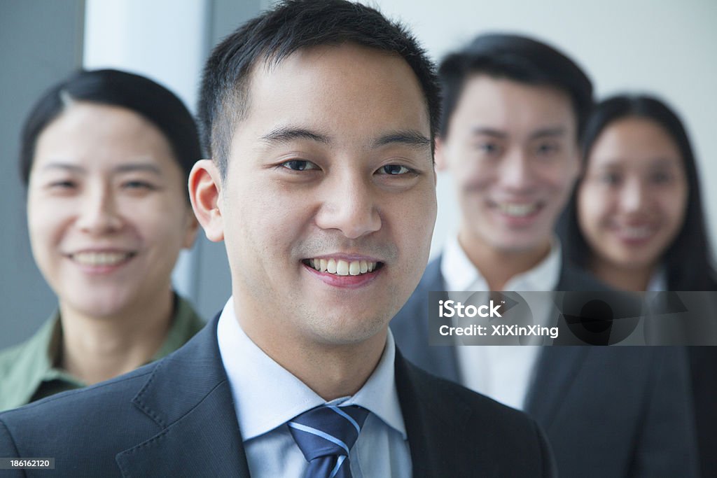 Бизнесмен с коллегами в офисе, Портрет - Стоковые фото 20-24 года роялти-фри