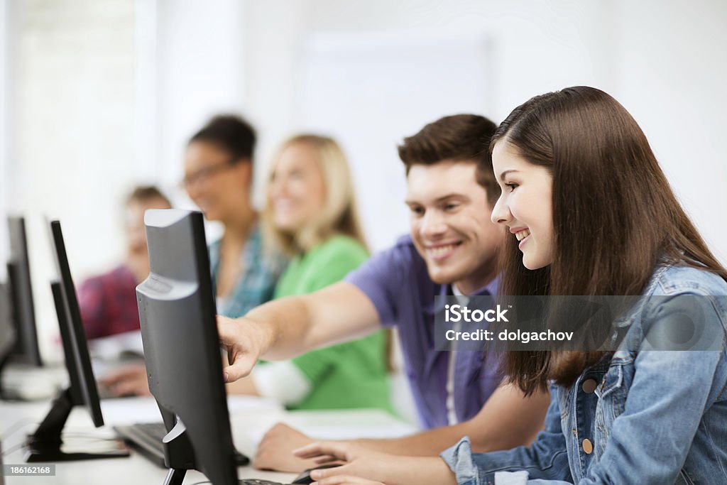 Estudantes com os computadores estudar na escola - Royalty-free Adulto Foto de stock