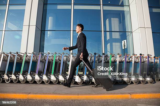 Viajero Caminar Rápido Junto A La Fila De Los Carritos De Equipaje Foto de stock y más banco de imágenes de 18-19 años