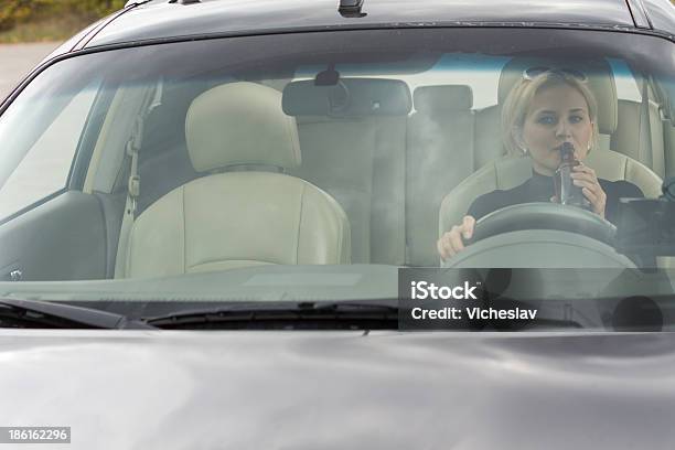Kobieta Kierowca Picie Alkoholu W Samochodzie - zdjęcia stockowe i więcej obrazów Dojrzałe kobiety - Dojrzałe kobiety, Pijany, Alkohol - napój