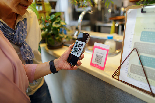 For example, in Taipei, a modern city in Taiwan, payment methods have become electronic. You can use your mobile phone to scan the QR code to deduct money from the bank. Or various mobile app partners can provide QR codes and pay through intermediaries. There are often bonus points that can be collected, or consumer rebates are provided.