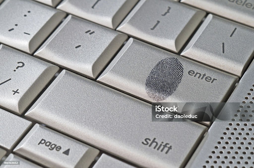 Impronte digitali a sinistra sulla tastiera hack concetto - Foto stock royalty-free di Scienza forense