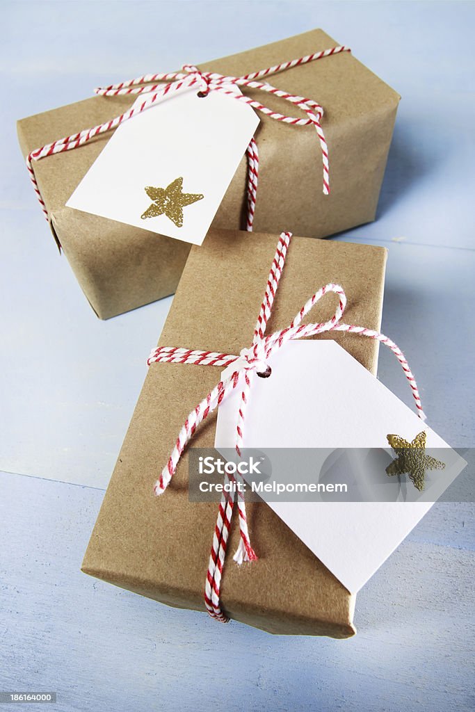 Artesanato giftboxes com fitas e etiquetas - Foto de stock de Aniversário royalty-free