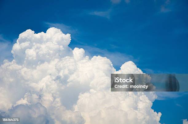 Nuvole Di Cielo E Bella Pulizia - Fotografie stock e altre immagini di Ambientazione esterna - Ambientazione esterna, Ambientazione tranquilla, Ambiente