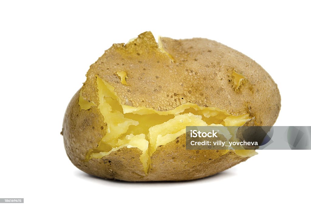 Nieobrane pęknięty Przygotowany ziemniak na białym tle - Zbiór zdjęć royalty-free (Skórka)
