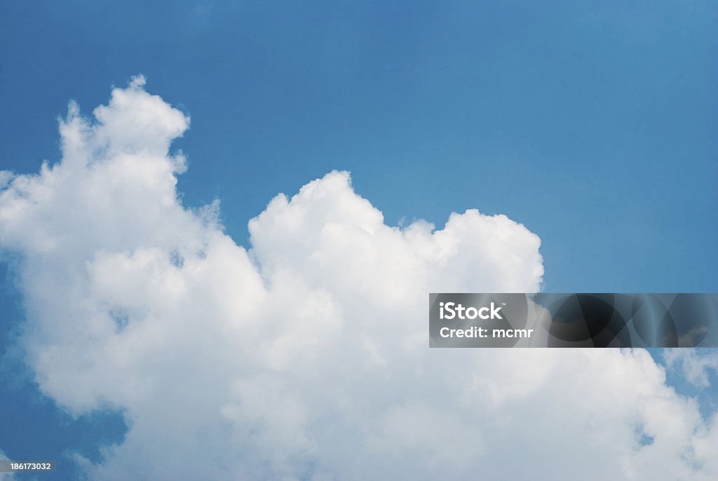 Cielo azul y nubes blancas - Foto de stock de Aire libre libre de derechos