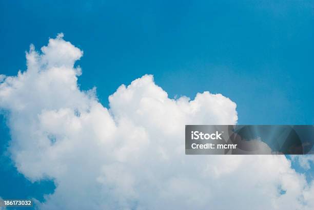 Cielo Azul Y Nubes Blancas Foto de stock y más banco de imágenes de Aire libre - Aire libre, Azul, Belleza de la naturaleza