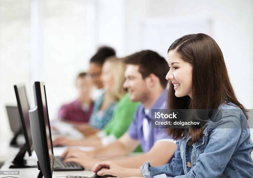 Estudantes com os computadores estudar na escola - Royalty-free Adulto Foto de stock