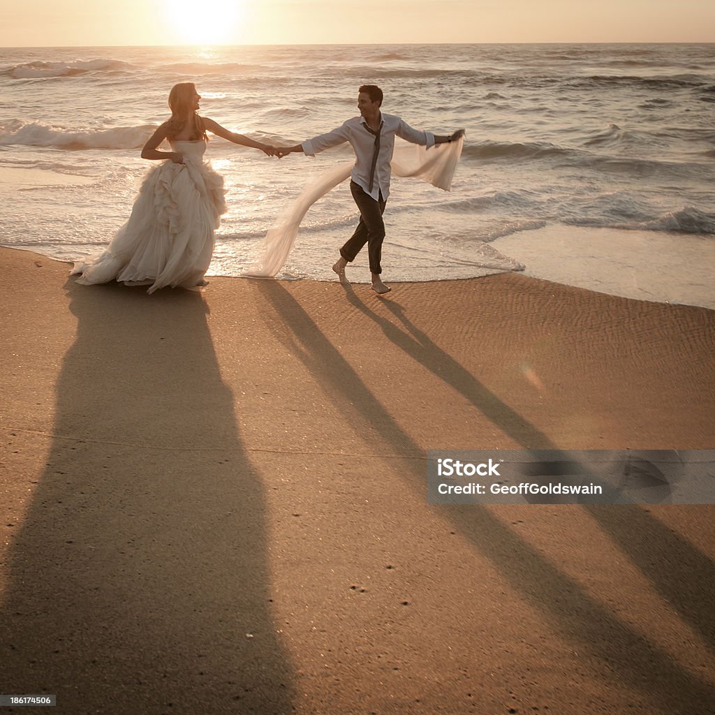 Joven pareja bailando en la playa al amanecer en la playa - Foto de stock de Adulto libre de derechos