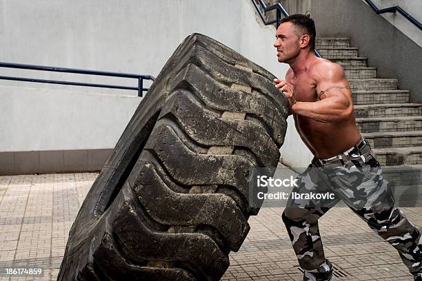 Crossfit Entrenamiento Foto de stock y más banco de imágenes de Actividades y técnicas de relajación - Actividades y técnicas de relajación, Adulto, Agarrar