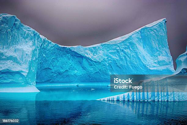 Iceberg No Mar Com Um Forte Efeito Hdr - Fotografias de stock e mais imagens de Antártida - Antártida, Ao Ar Livre, Azul