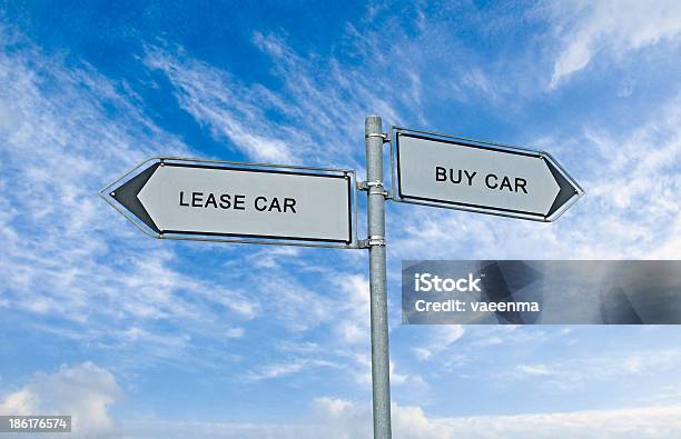 도로 표지판 임대차계약 및 구매하다 자동차모드 임대계약서에 대한 스톡 사진 및 기타 이미지 - 임대계약서, 차, 세금