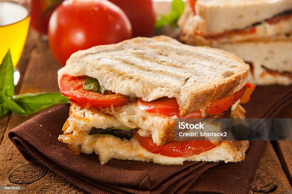 Casera de tomate y queso Mozzarella Panini - Foto de stock de Aceite para cocinar libre de derechos