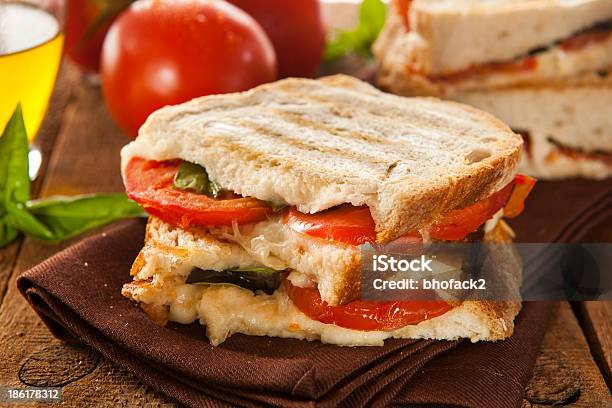 Casera De Tomate Y Queso Mozzarella Panini Foto de stock y más banco de imágenes de Aceite para cocinar - Aceite para cocinar, Aceituna, Aceituna verde