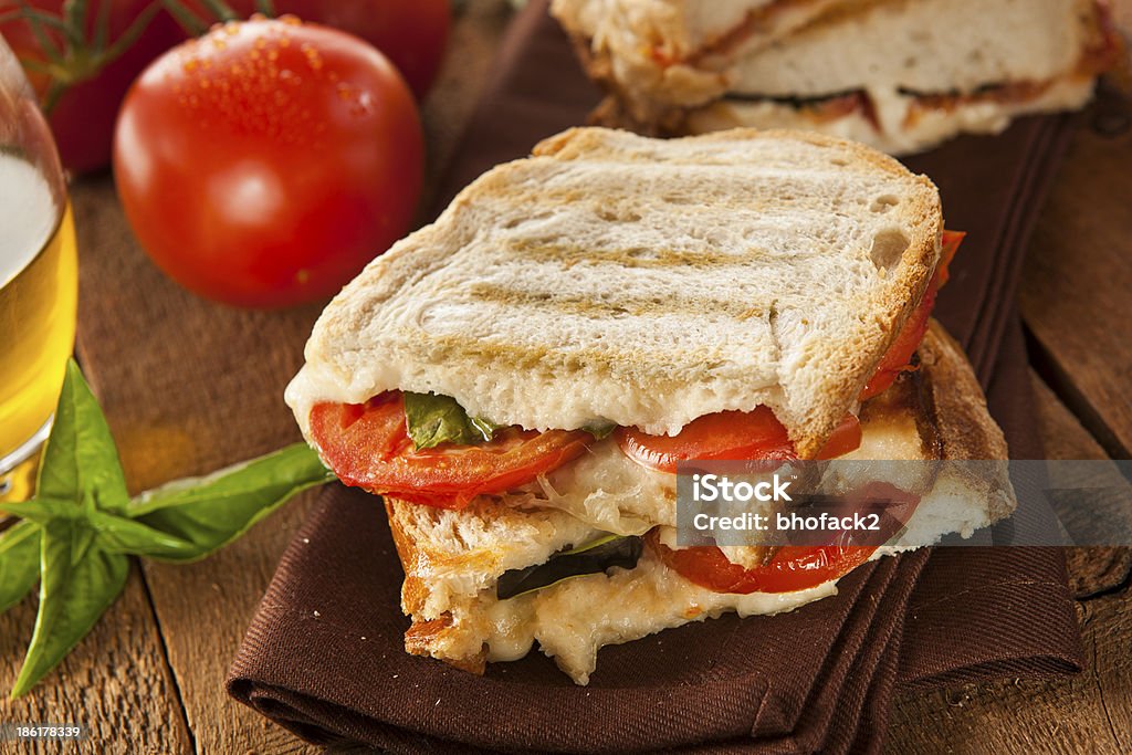 Hausgemachte Tomaten und Mozzarella Panini - Lizenzfrei Basilikum Stock-Foto